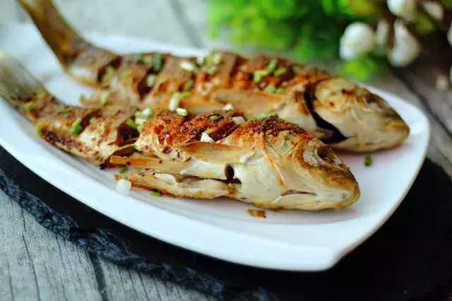 鯽魚還在燉湯嗎?試試這個做法,外焦里嫩,香酥可口,完全無腥味!