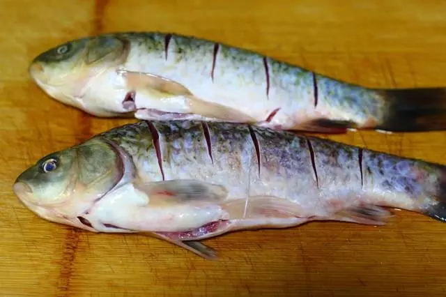 鯽魚還在燉湯嗎?試試這個做法,外焦里嫩,香酥可口,完全無腥味!