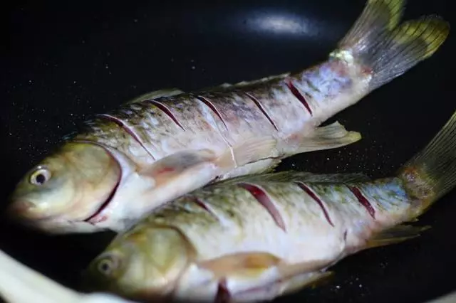 鯽魚還在燉湯嗎?試試這個做法,外焦里嫩,香酥可口,完全無腥味!