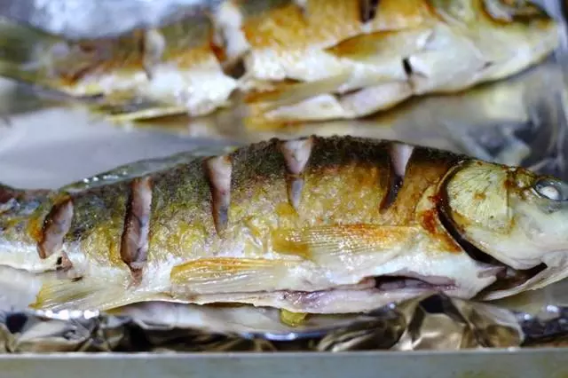 鯽魚還在燉湯嗎?試試這個做法,外焦里嫩,香酥可口,完全無腥味!