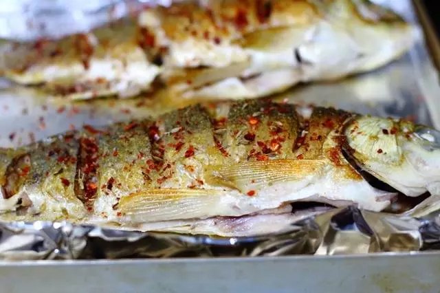 鯽魚還在燉湯嗎?試試這個做法,外焦里嫩,香酥可口,完全無腥味!