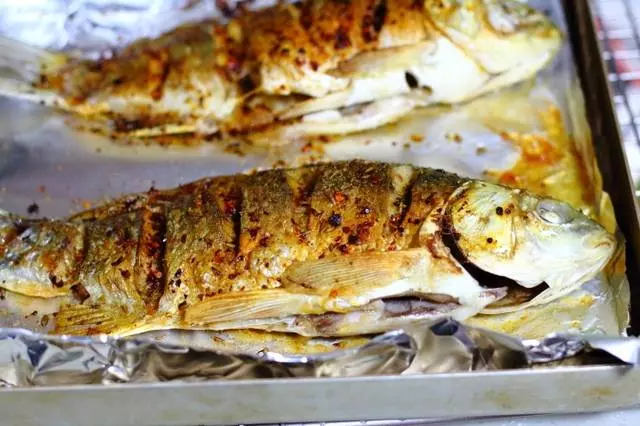 鯽魚還在燉湯嗎?試試這個做法,外焦里嫩,香酥可口,完全無腥味!