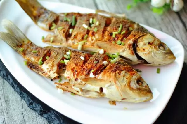 鯽魚還在燉湯嗎?試試這個做法,外焦里嫩,香酥可口,完全無腥味!