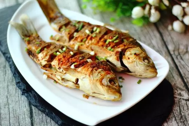 鯽魚還在燉湯嗎?試試這個做法,外焦里嫩,香酥可口,完全無腥味!