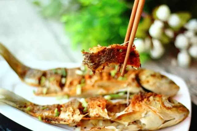 鯽魚還在燉湯嗎?試試這個做法,外焦里嫩,香酥可口,完全無腥味!