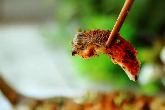 鯽魚還在燉湯嗎?試試這個做法,外焦里嫩,香酥可口,完全無腥味!