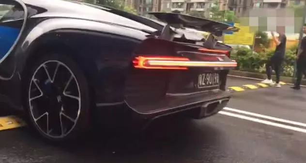 國內首檯布加迪上路,前後寶馬開道,遇到減速帶如臨大敵!