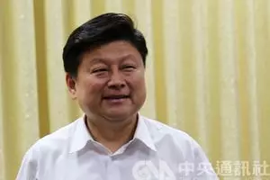 「雙重泊車」再惹禍!車主砸車窗圖強硬推車