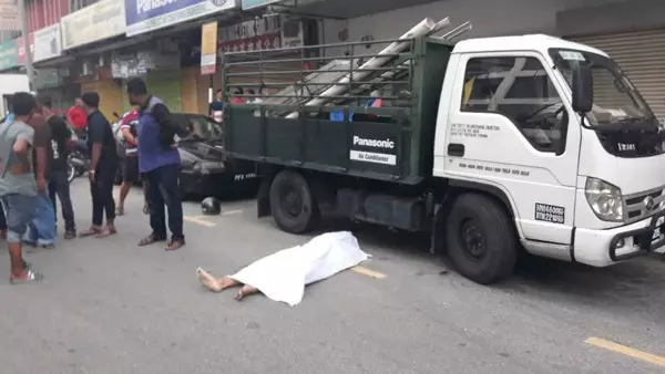摩哆閃避不及撞車翻覆華青頭受重傷,當場不治。