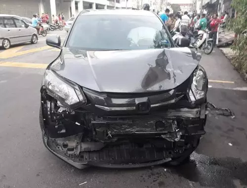摩哆閃避不及撞車翻覆華青頭受重傷,當場不治。