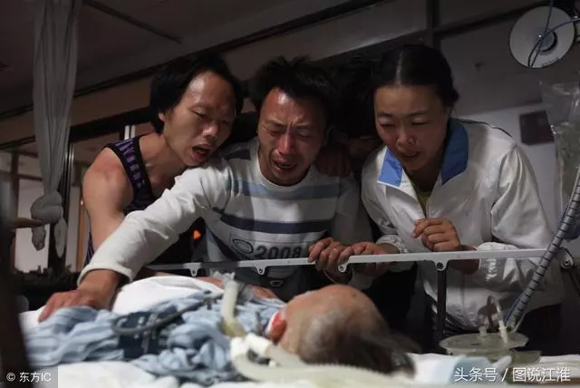爸媽哭喊著孩子,19個月大不慎落入沙坑死了,最後捐獻了她的器官