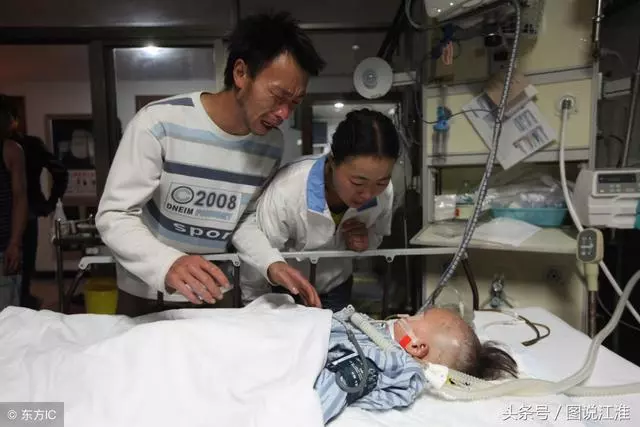 爸媽哭喊著孩子,19個月大不慎落入沙坑死了,最後捐獻了她的器官