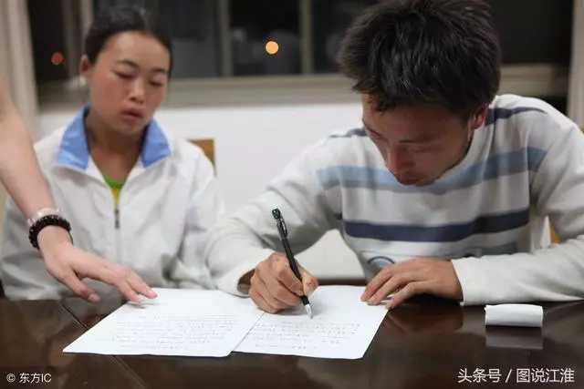 爸媽哭喊著孩子,19個月大不慎落入沙坑死了,最後捐獻了她的器官