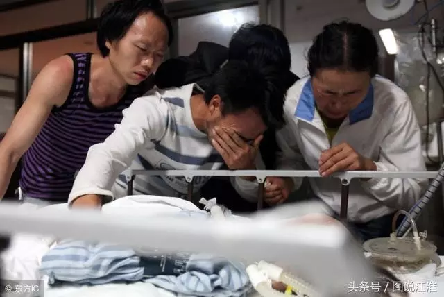 爸媽哭喊著孩子,19個月大不慎落入沙坑死了,最後捐獻了她的器官