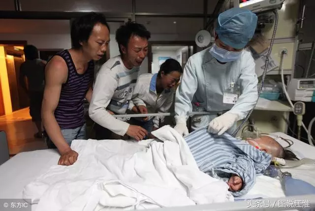 爸媽哭喊著孩子,19個月大不慎落入沙坑死了,最後捐獻了她的器官