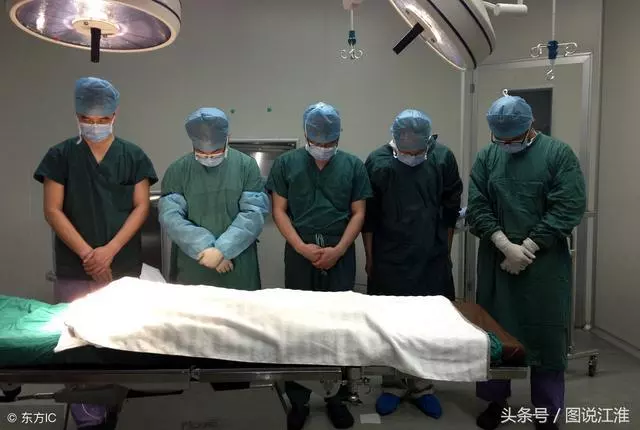 爸媽哭喊著孩子,19個月大不慎落入沙坑死了,最後捐獻了她的器官