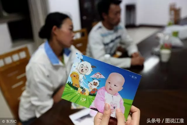 爸媽哭喊著孩子,19個月大不慎落入沙坑死了,最後捐獻了她的器官