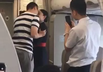 機艙內被男友下跪求婚 空姐下機後遭公司辭退 | 東方網 | 馬來西亞東方日報