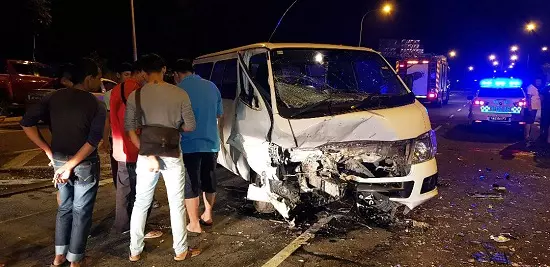 凌晨車禍 轎車與客貨車猛撞 華男當場斃命