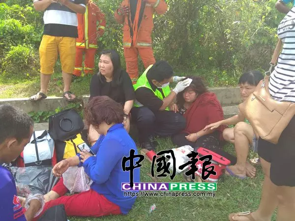 死亡車禍 ! 休閒車撞轎車翻滾 2人拋車外1斃命