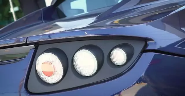 偶遇一輛沒掛牌的跑車,離近一看原來是特斯拉,網友:這車無價