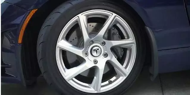 偶遇一輛沒掛牌的跑車,離近一看原來是特斯拉,網友:這車無價