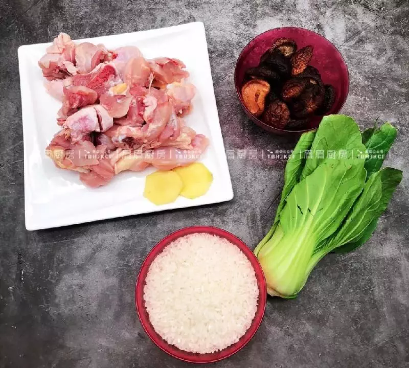 有肉有菜有飯一鍋端,懶人最愛的香菇滑雞煲仔飯!