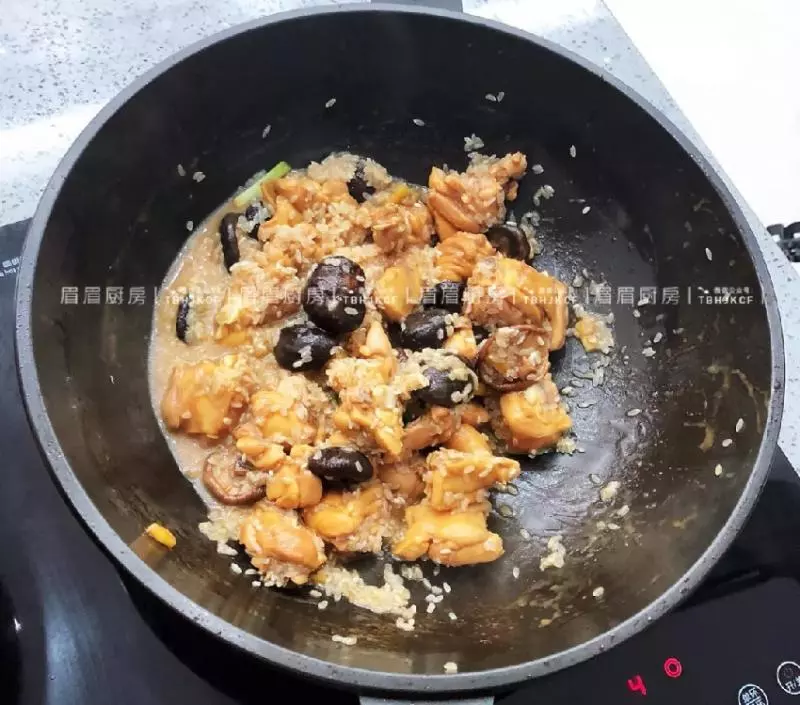有肉有菜有飯一鍋端,懶人最愛的香菇滑雞煲仔飯!