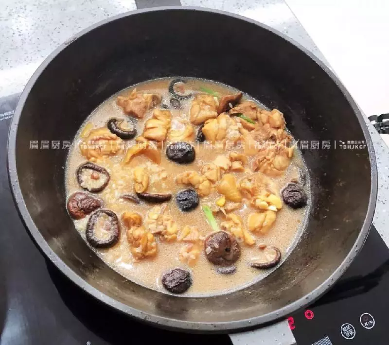 有肉有菜有飯一鍋端,懶人最愛的香菇滑雞煲仔飯!