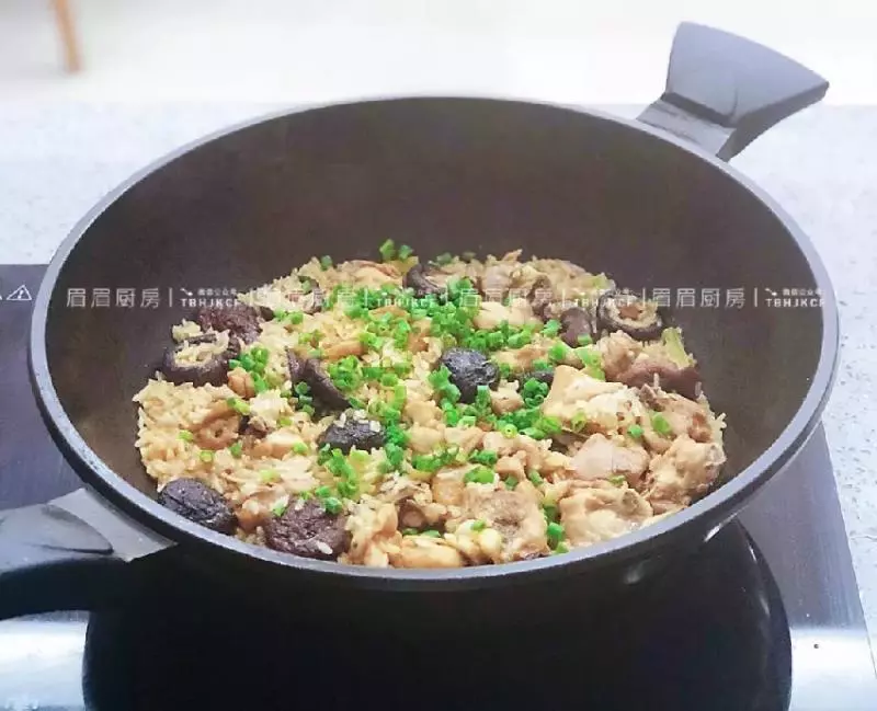有肉有菜有飯一鍋端,懶人最愛的香菇滑雞煲仔飯!