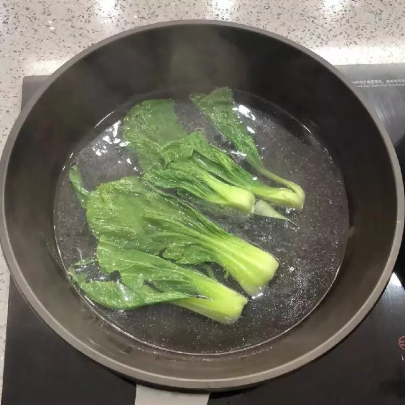 有肉有菜有飯一鍋端,懶人最愛的香菇滑雞煲仔飯!