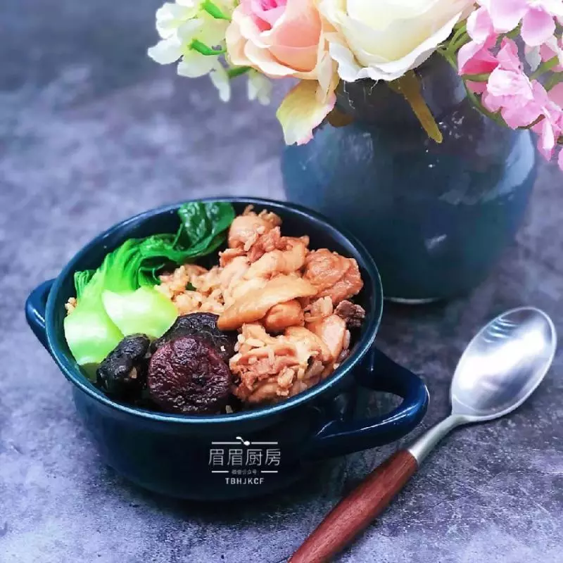 有肉有菜有飯一鍋端,懶人最愛的香菇滑雞煲仔飯!