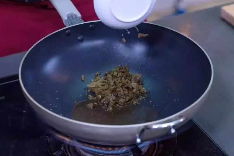 這碗鮮到骨子裡的面,讓你吃出幸福感~【雪菜肉絲煨面】