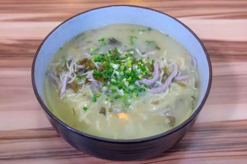 這碗鮮到骨子裡的面,讓你吃出幸福感~【雪菜肉絲煨面】