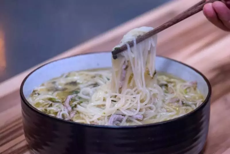 這碗鮮到骨子裡的面,讓你吃出幸福感~【雪菜肉絲煨面】
