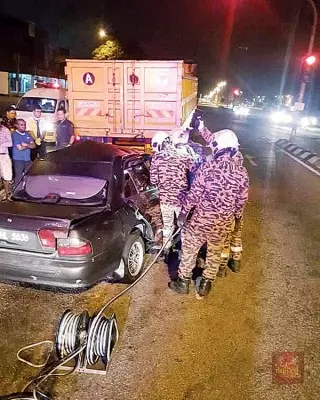 死亡車禍 ! 轎車猛撞等紅綠燈羅里 技工夾斃車內