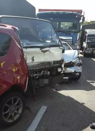 檳城柔府9車連環撞,南北大道出口處嚴重阻塞!幸沒傷亡!
