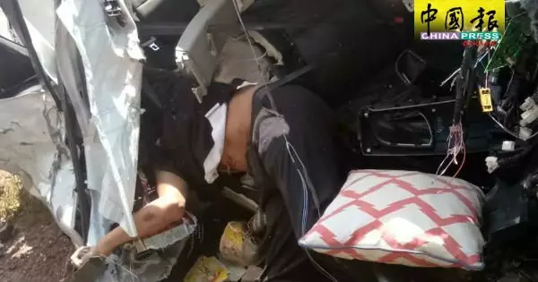 與長巴相撞,轎車毀不成形!青年當場身亡!