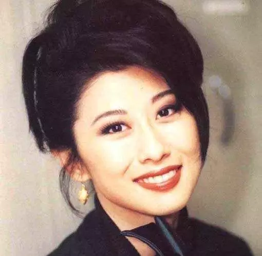 57歲葉倩文全家近照,身材容貌一點沒變,33歲兒子比老爸還帥