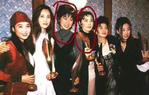 57歲葉倩文全家近照,身材容貌一點沒變,33歲兒子比老爸還帥