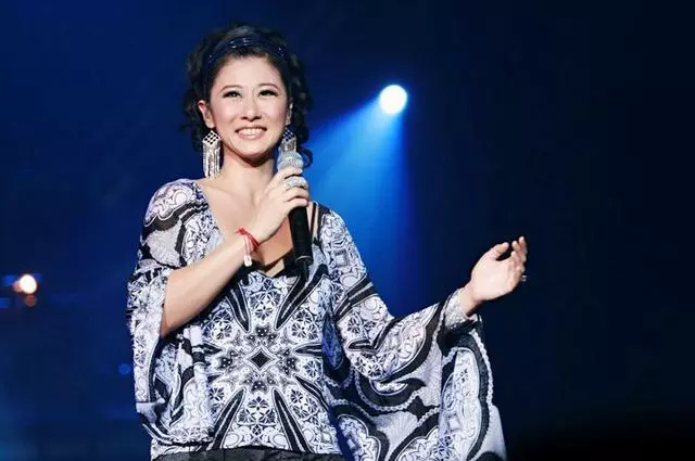57歲葉倩文全家近照,身材容貌一點沒變,33歲兒子比老爸還帥