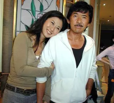 57歲葉倩文全家近照,身材容貌一點沒變,33歲兒子比老爸還帥