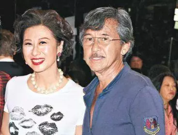57歲葉倩文全家近照,身材容貌一點沒變,33歲兒子比老爸還帥