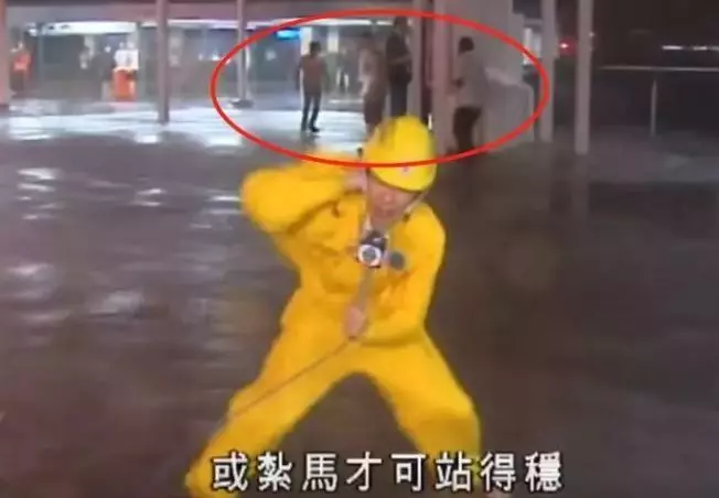日本女記者無下限…「颱風這樣播報」慘被抓包作假!觀眾看傻眼:考驗智商嗎?