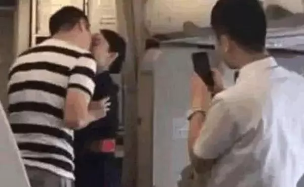 男友機上求婚 空姐下機後即被炒