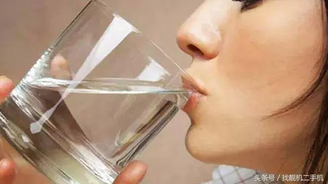 喝水的時候,一半開水一半冷水兌成溫水喝,對身體危害嗎?