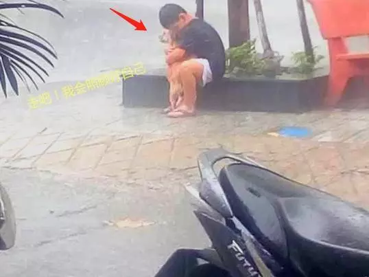 家人不允許養狗,男孩抱著狗在雨里道別,久久捨不得放開