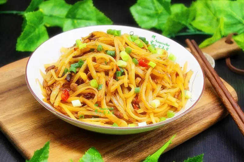 外婆炒土豆絲最拿手,我30年沒吃膩過,豉香脆爽,鮮辣開胃~