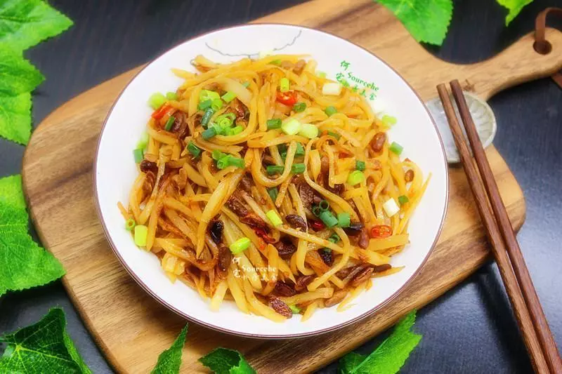 外婆炒土豆絲最拿手,我30年沒吃膩過,豉香脆爽,鮮辣開胃~