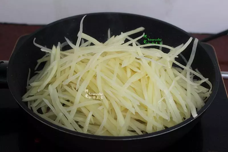 外婆炒土豆絲最拿手,我30年沒吃膩過,豉香脆爽,鮮辣開胃~